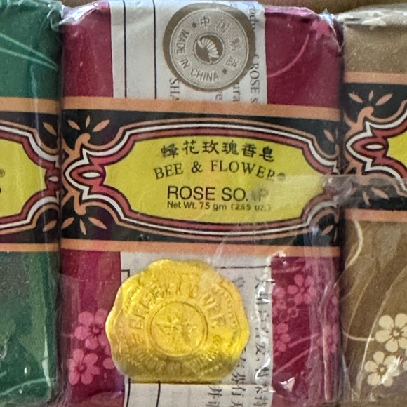 Bee & Flower 4 Pack Ginseng / Jasmine / Rose / Sandalwood Soaps. - Picture 4 of 7